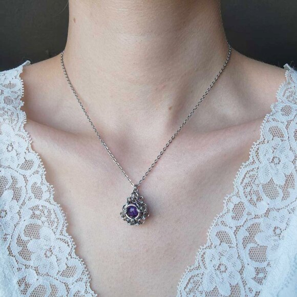 Gothic purple chainmaille necklace with a small silver chain - Picture 1 of 6